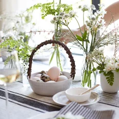 Decorate-the-table-with-eggs